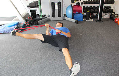 Entrenamiento de fuerza con las mini bandas para un nadador fuera del agua